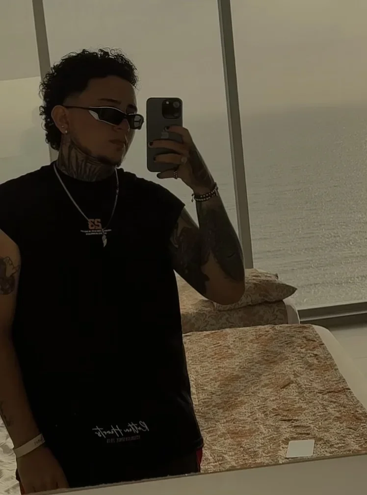 Andres Rios Ink realizando una sesión de tatuaje en su estudio en Villavicencio